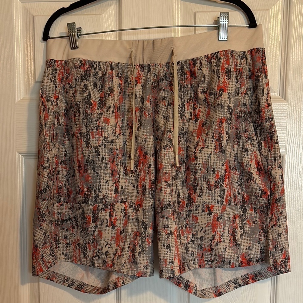 Crane men’s cream and gray 7” inseam athletic shorts size large